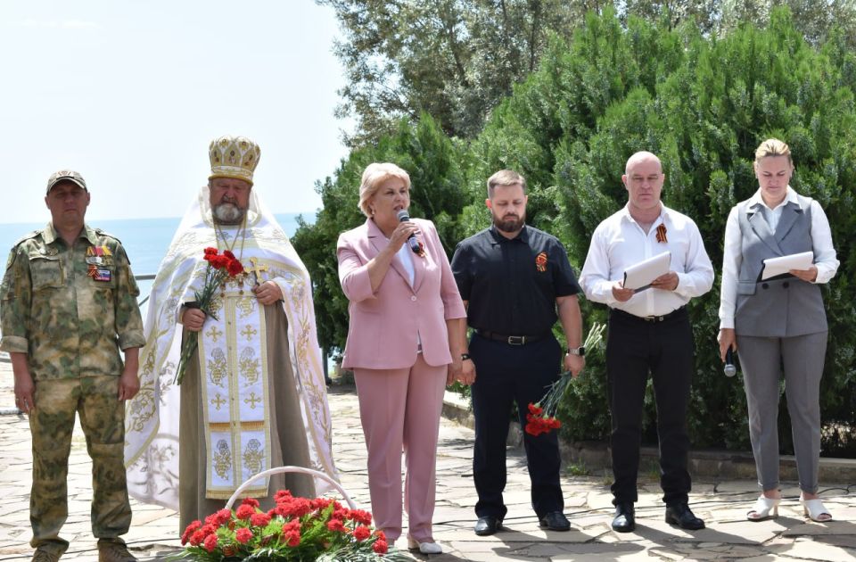 Галина Огнёва: Совместно с главой муниципального образования, Председателем Алуштинского городского совета Борисом Борисовичем Егоровым, депутатами, представителями общественных организаций и участниками специальной военной... Галина Огнёва: Совместно с главой муниципального образования, Председателем Алуштинского городского совета Борисом Борисовичем Егоровым, депутатами, представителями общественных организаций и участниками специальной военной...