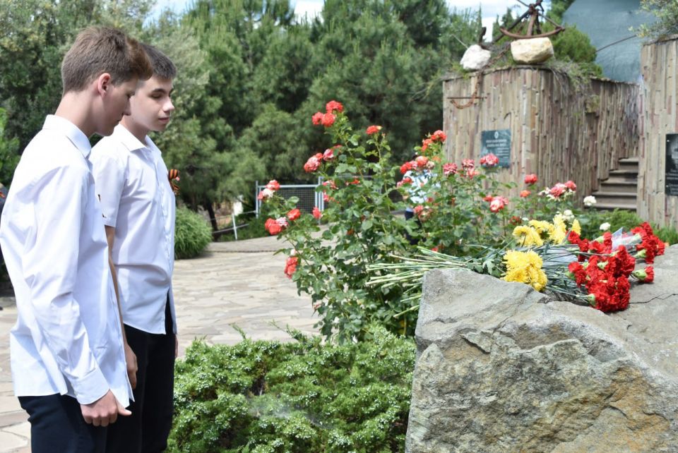 Галина Огнёва: Совместно с главой муниципального образования, Председателем Алуштинского городского совета Борисом Борисовичем Егоровым, депутатами, представителями общественных организаций и участниками специальной военной... Галина Огнёва: Совместно с главой муниципального образования, Председателем Алуштинского городского совета Борисом Борисовичем Егоровым, депутатами, представителями общественных организаций и участниками специальной военной...