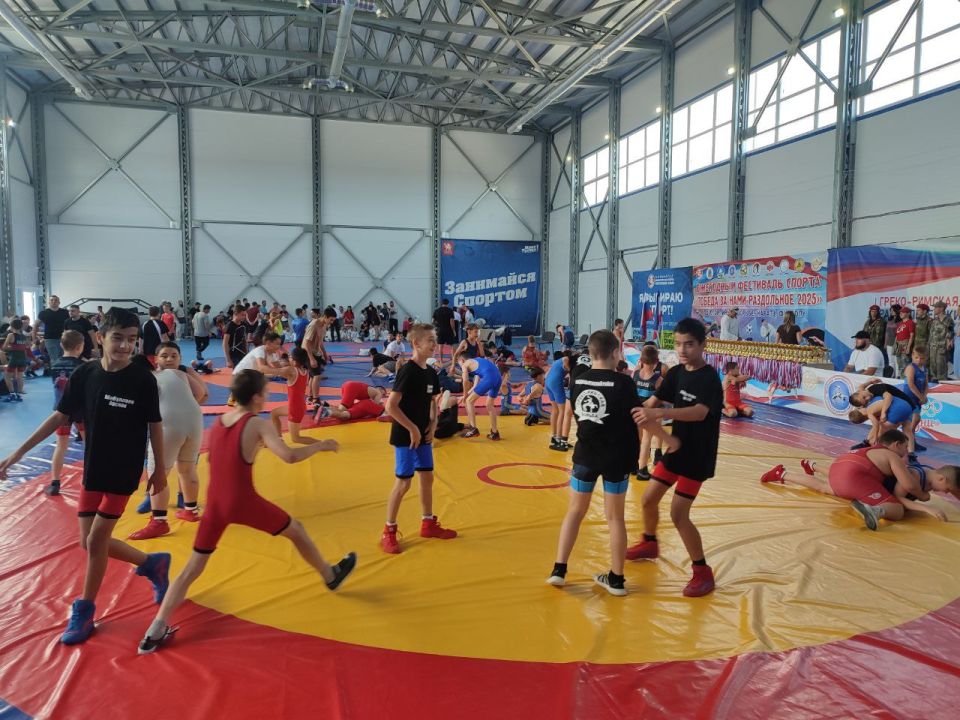 Денис Олейник: Сегодня в Раздольном на базе физкультурно-оздоровительного комплекса состоялось открытие Фестиваля спорта Денис Олейник: Сегодня в Раздольном на базе физкультурно-оздоровительного комплекса состоялось открытие Фестиваля спорта