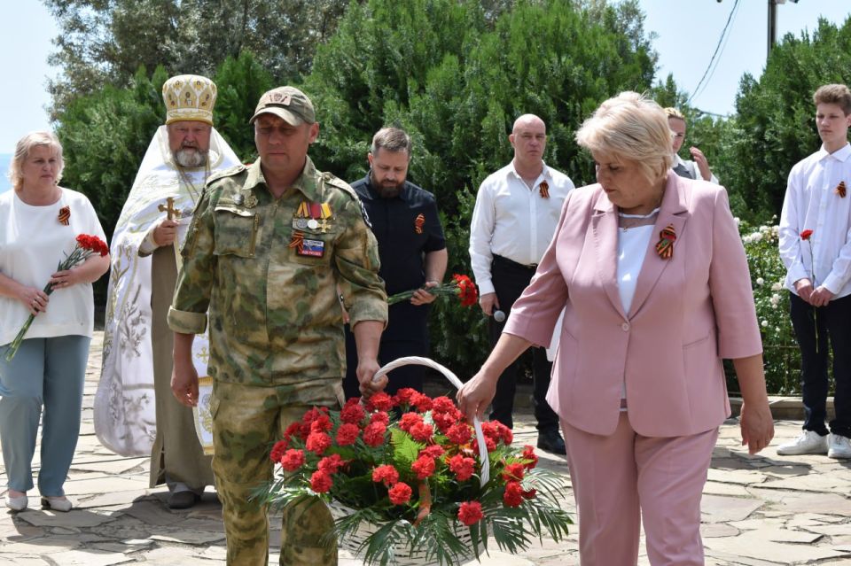 Галина Огнёва: Совместно с главой муниципального образования, Председателем Алуштинского городского совета Борисом Борисовичем Егоровым, депутатами, представителями общественных организаций и участниками специальной военной... Галина Огнёва: Совместно с главой муниципального образования, Председателем Алуштинского городского совета Борисом Борисовичем Егоровым, депутатами, представителями общественных организаций и участниками специальной военной...