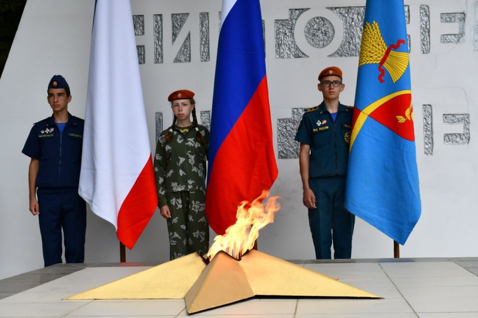22 июня – в День памяти и скорби красногвардейцы возложили цветы к мемориалу «Никто не забыт, ничто не забыто» 22 июня – в День памяти и скорби красногвардейцы возложили цветы к мемориалу «Никто не забыт, ничто не забыто»