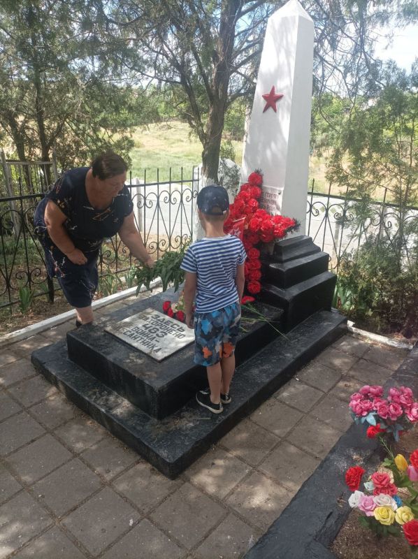 Памятные мероприятия прошли сегодня также в селах и поселках Феодосийского округа, где к мемориалам, посвященным погибшим защитникам и освободителям Крыма, были возложены цветы Памятные мероприятия прошли сегодня также в селах и поселках Феодосийского округа, где к мемориалам, посвященным погибшим защитникам и освободителям Крыма, были возложены цветы
