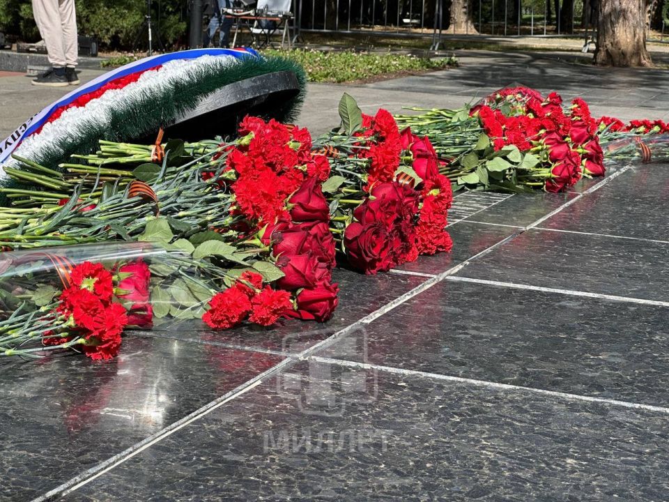 Церемония возложения цветов к Вечному огню на Могиле Неизвестного солдата состоялась в симферопольском парке имени Юрия Гагарина Церемония возложения цветов к Вечному огню на Могиле Неизвестного солдата состоялась в симферопольском парке имени Юрия Гагарина