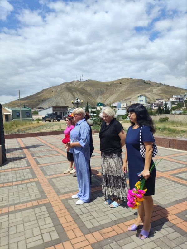 Памятные мероприятия прошли сегодня также в селах и поселках Феодосийского округа, где к мемориалам, посвященным погибшим защитникам и освободителям Крыма, были возложены цветы Памятные мероприятия прошли сегодня также в селах и поселках Феодосийского округа, где к мемориалам, посвященным погибшим защитникам и освободителям Крыма, были возложены цветы