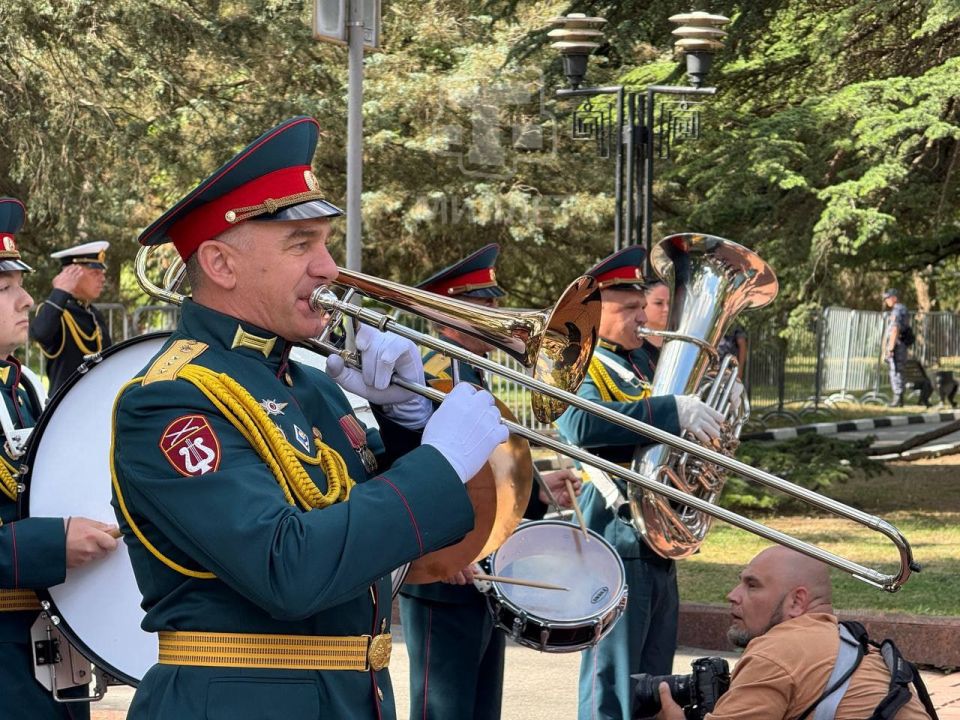 Церемония возложения цветов к Вечному огню на Могиле Неизвестного солдата состоялась в симферопольском парке имени Юрия Гагарина Церемония возложения цветов к Вечному огню на Могиле Неизвестного солдата состоялась в симферопольском парке имени Юрия Гагарина