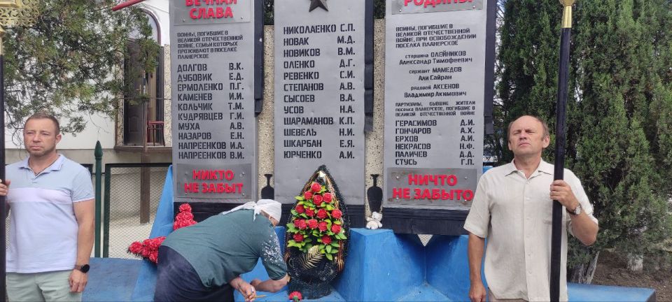 Памятные мероприятия прошли сегодня также в селах и поселках Феодосийского округа, где к мемориалам, посвященным погибшим защитникам и освободителям Крыма, были возложены цветы Памятные мероприятия прошли сегодня также в селах и поселках Феодосийского округа, где к мемориалам, посвященным погибшим защитникам и освободителям Крыма, были возложены цветы