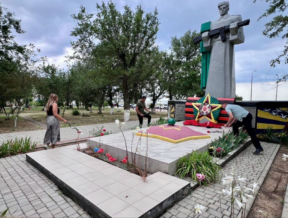 Памятные мероприятия прошли сегодня также в селах и поселках Феодосийского округа, где к мемориалам, посвященным погибшим защитникам и освободителям Крыма, были возложены цветы Памятные мероприятия прошли сегодня также в селах и поселках Феодосийского округа, где к мемориалам, посвященным погибшим защитникам и освободителям Крыма, были возложены цветы