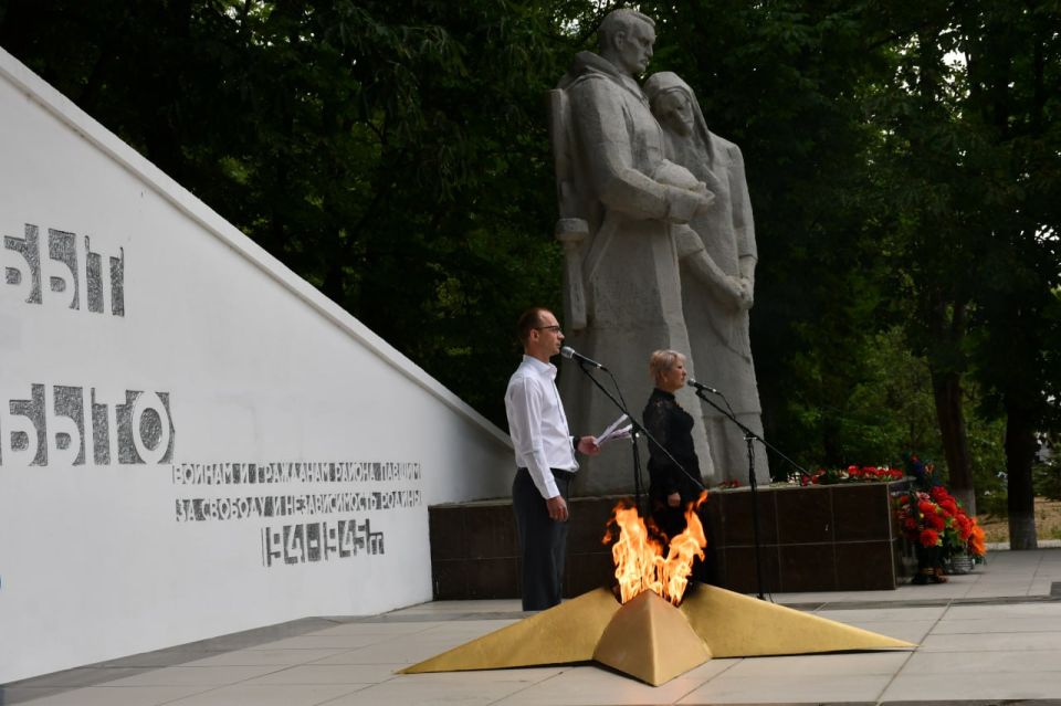 Василий Грабован: Сегодня, в День памяти и скорби красногвардейцы возложили цветы к мемориалу "Никто не забыт, ничто не забыто" Василий Грабован: Сегодня, в День памяти и скорби красногвардейцы возложили цветы к мемориалу "Никто не забыт, ничто не забыто"