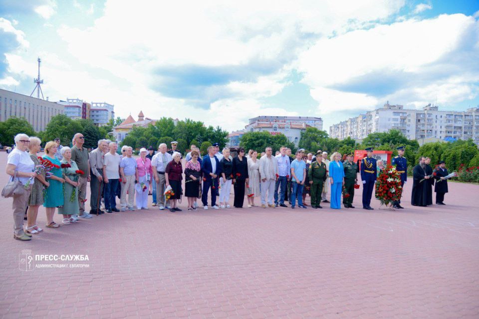 В Евпатории почтили память погибших в годы Великой Отечественной войны В Евпатории почтили память погибших в годы Великой Отечественной войны