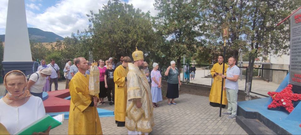 Памятные мероприятия прошли сегодня также в селах и поселках Феодосийского округа, где к мемориалам, посвященным погибшим защитникам и освободителям Крыма, были возложены цветы Памятные мероприятия прошли сегодня также в селах и поселках Феодосийского округа, где к мемориалам, посвященным погибшим защитникам и освободителям Крыма, были возложены цветы