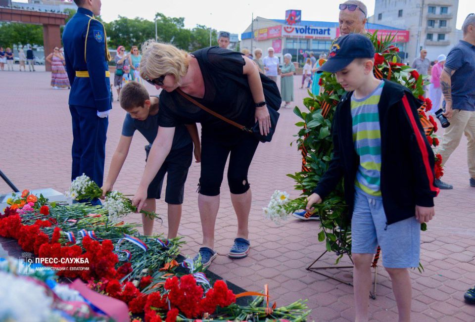 В Евпатории почтили память погибших в годы Великой Отечественной войны В Евпатории почтили память погибших в годы Великой Отечественной войны