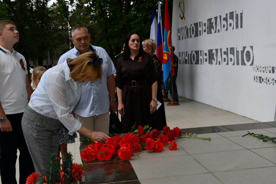 Василий Грабован: Сегодня, в День памяти и скорби красногвардейцы возложили цветы к мемориалу "Никто не забыт, ничто не забыто" Василий Грабован: Сегодня, в День памяти и скорби красногвардейцы возложили цветы к мемориалу "Никто не забыт, ничто не забыто"