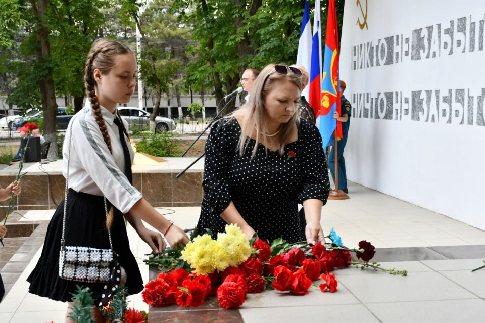 22 июня – в День памяти и скорби красногвардейцы возложили цветы к мемориалу «Никто не забыт, ничто не забыто» 22 июня – в День памяти и скорби красногвардейцы возложили цветы к мемориалу «Никто не забыт, ничто не забыто»