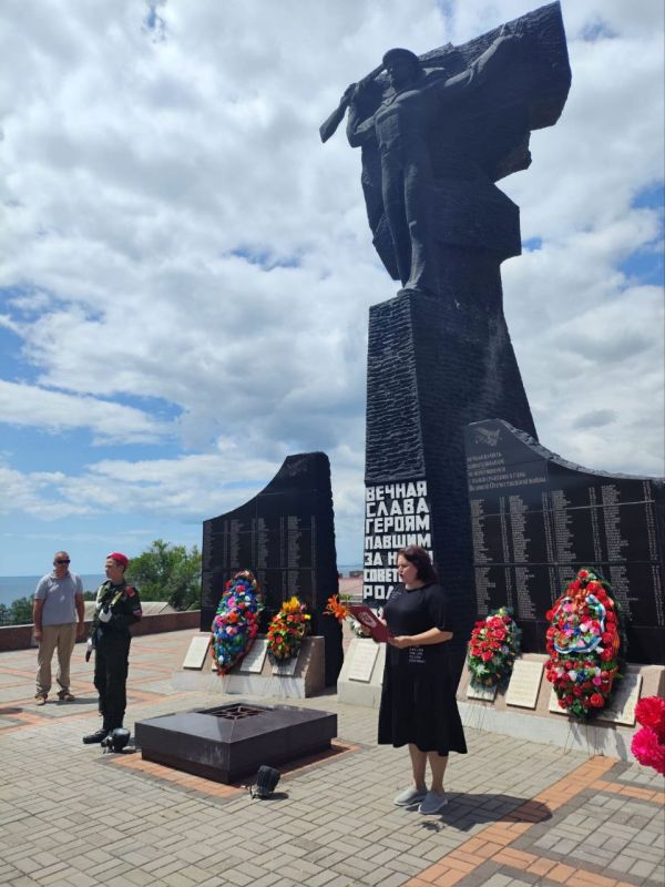 Памятные мероприятия прошли сегодня также в селах и поселках Феодосийского округа, где к мемориалам, посвященным погибшим защитникам и освободителям Крыма, были возложены цветы Памятные мероприятия прошли сегодня также в селах и поселках Феодосийского округа, где к мемориалам, посвященным погибшим защитникам и освободителям Крыма, были возложены цветы