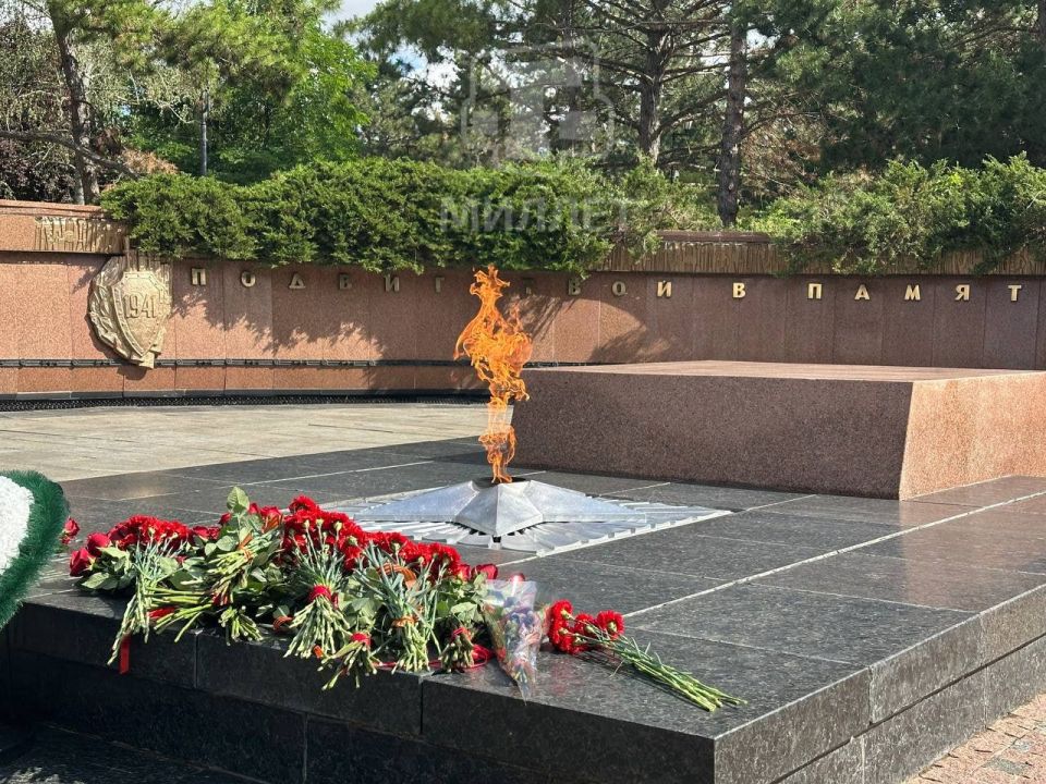 Церемония возложения цветов к Вечному огню на Могиле Неизвестного солдата состоялась в симферопольском парке имени Юрия Гагарина Церемония возложения цветов к Вечному огню на Могиле Неизвестного солдата состоялась в симферопольском парке имени Юрия Гагарина