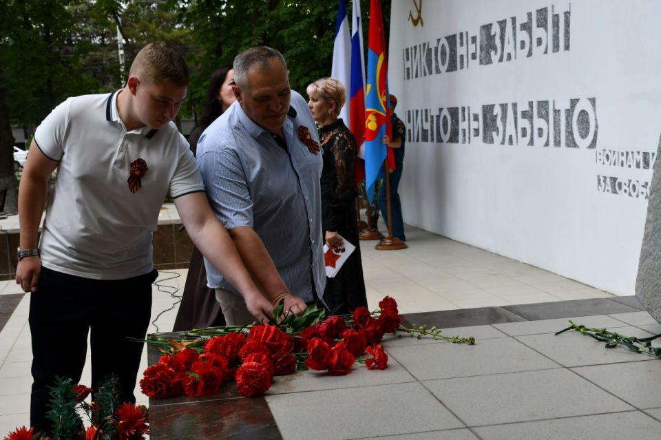 Василий Грабован: Сегодня, в День памяти и скорби красногвардейцы возложили цветы к мемориалу "Никто не забыт, ничто не забыто" Василий Грабован: Сегодня, в День памяти и скорби красногвардейцы возложили цветы к мемориалу "Никто не забыт, ничто не забыто"