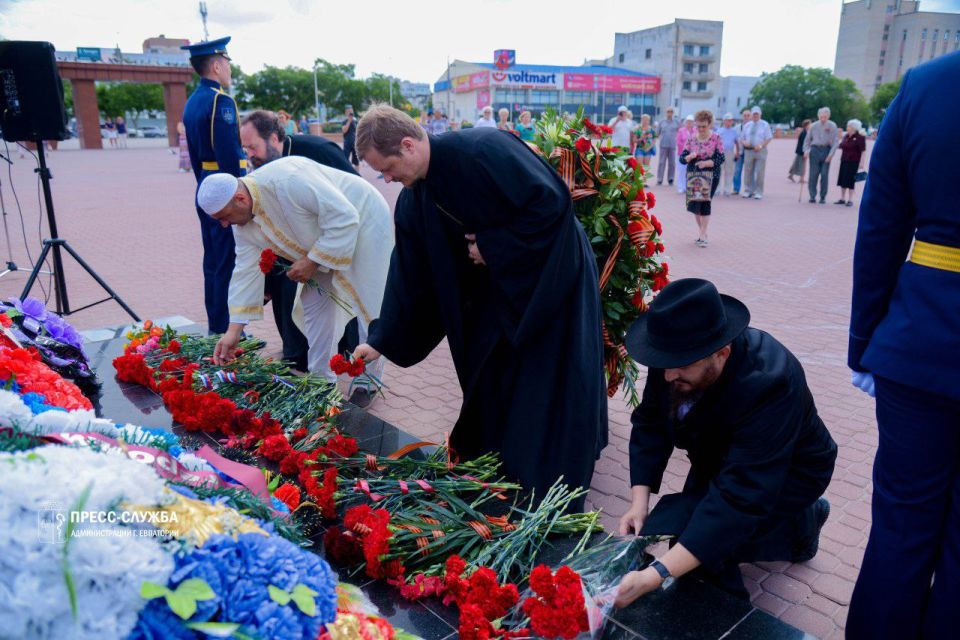 В Евпатории почтили память погибших в годы Великой Отечественной войны В Евпатории почтили память погибших в годы Великой Отечественной войны