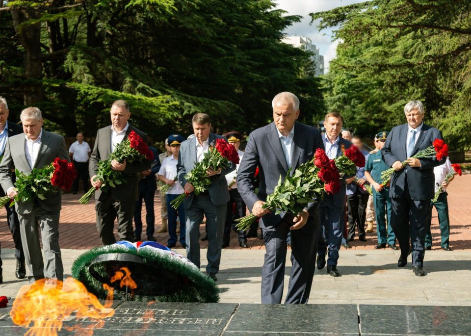 Министр внутренних дел по Республике Крым в День памяти и скорби почтил память погибших в Великой Отечественной войне Министр внутренних дел по Республике Крым в День памяти и скорби почтил память погибших в Великой Отечественной войне