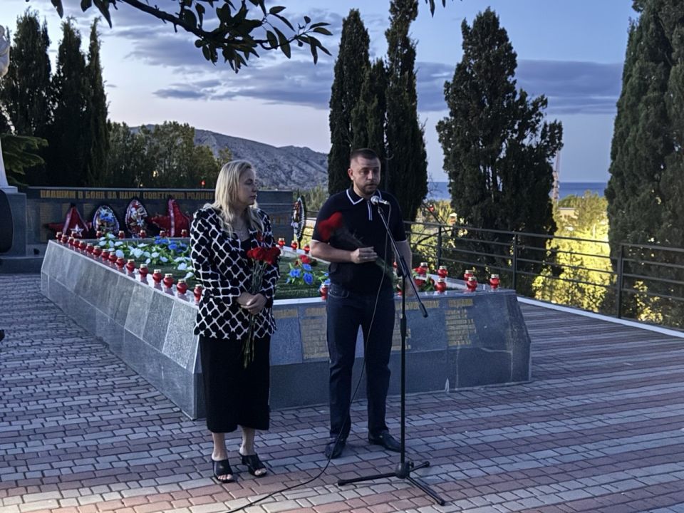 В 4 часа утра в День памяти и скорби на Холме Славы зажгли свечи памяти В 4 часа утра в День памяти и скорби на Холме Славы зажгли свечи памяти