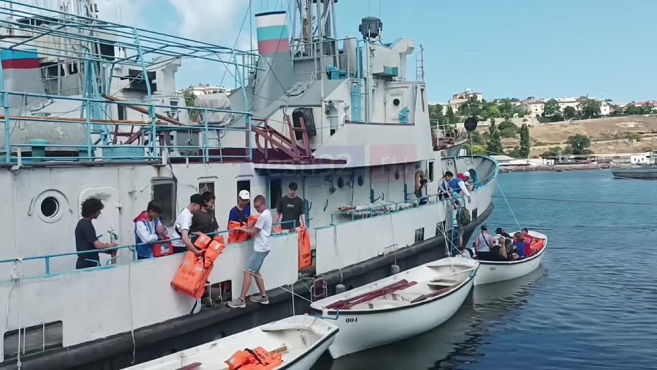 Воспитанники Севастопольской детской морской флотилии совершают шлюпочный поход по Южной бухте