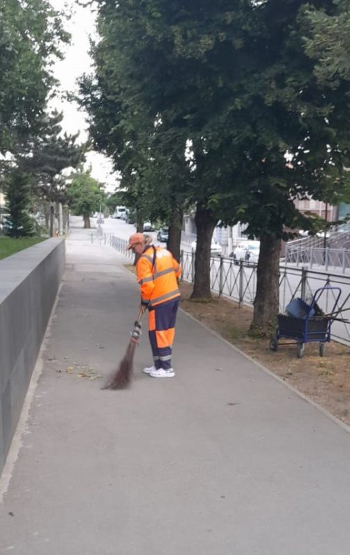 Уборка городских территорий ведется ежедневно, без перерывов и выходных Уборка городских территорий ведется ежедневно, без перерывов и выходных
