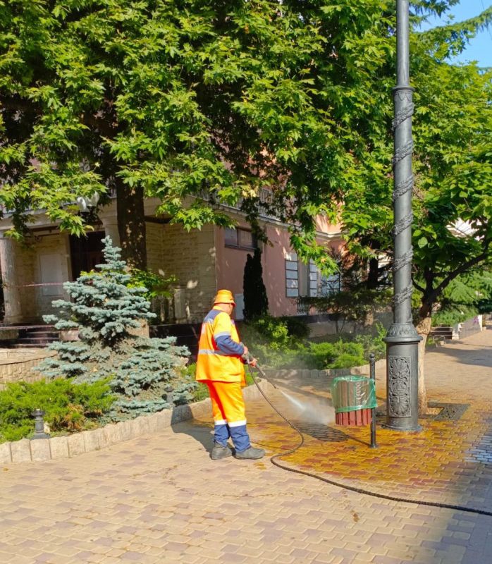 Уборка городских территорий ведется ежедневно, без перерывов и выходных Уборка городских территорий ведется ежедневно, без перерывов и выходных