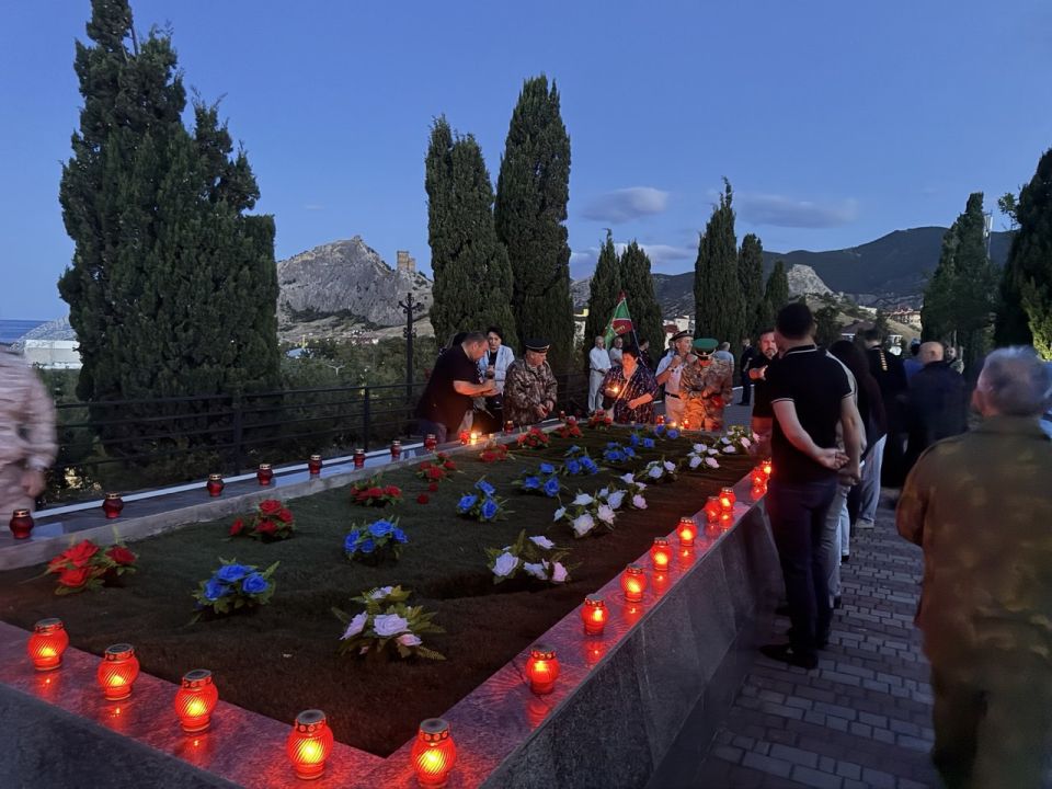В 4 часа утра в День памяти и скорби на Холме Славы зажгли свечи памяти В 4 часа утра в День памяти и скорби на Холме Славы зажгли свечи памяти