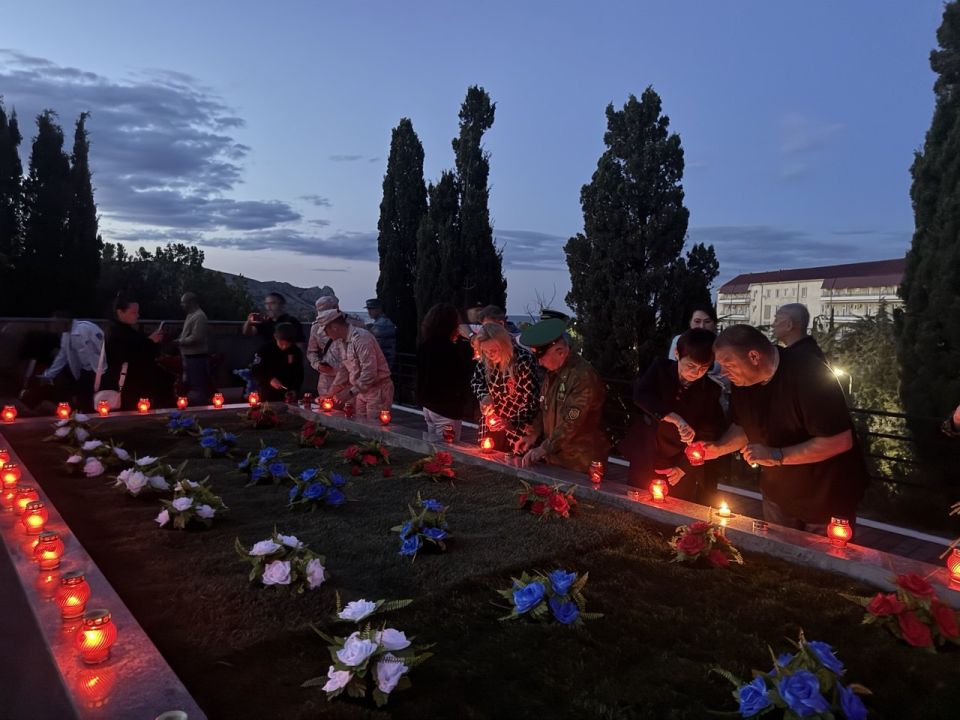 В 4 часа утра в День памяти и скорби на Холме Славы зажгли свечи памяти В 4 часа утра в День памяти и скорби на Холме Славы зажгли свечи памяти