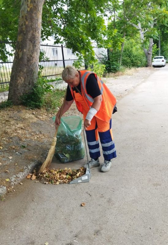 Уборка городских территорий ведется ежедневно, без перерывов и выходных Уборка городских территорий ведется ежедневно, без перерывов и выходных