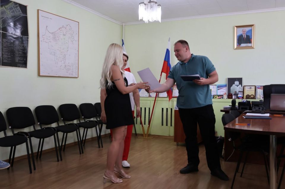 Денис Олейник: Сегодня совместно с председателем Раздольненского районного совета Татьяной Вышинской вручили жилищные сертификаты для приобретения благоустроенного жилья лицам из числа детей-сирот и детей, оставшихся без... Денис Олейник: Сегодня совместно с председателем Раздольненского районного совета Татьяной Вышинской вручили жилищные сертификаты для приобретения благоустроенного жилья лицам из числа детей-сирот и детей, оставшихся без...