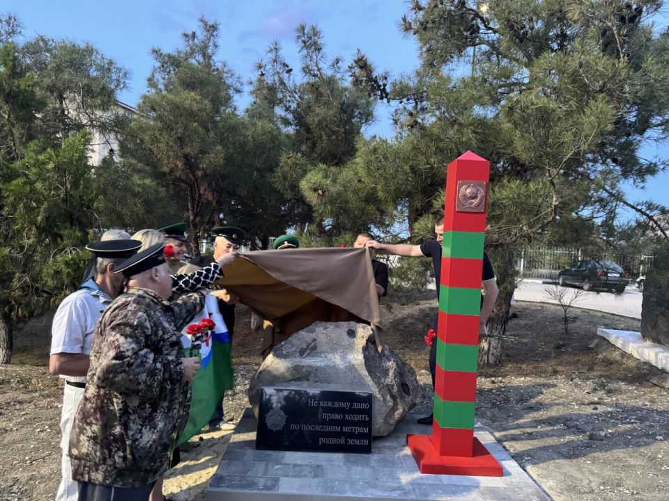 В Судаке открыли Памятный знак пограничным войскам В Судаке открыли Памятный знак пограничным войскам