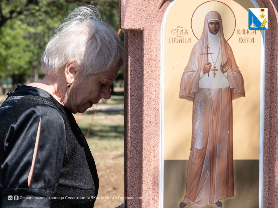 Место памяти и скорби. Сегодня в парке Учкуевки открыли часовню в память о погибших год назад — двух детях и двух взрослых, чьи жизни оборвал ракетный удар Место памяти и скорби. Сегодня в парке Учкуевки открыли часовню в память о погибших год назад — двух детях и двух взрослых, чьи жизни оборвал ракетный удар