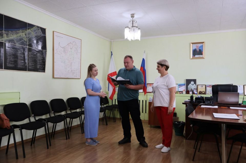 Денис Олейник: Сегодня совместно с председателем Раздольненского районного совета Татьяной Вышинской вручили жилищные сертификаты для приобретения благоустроенного жилья лицам из числа детей-сирот и детей, оставшихся без... Денис Олейник: Сегодня совместно с председателем Раздольненского районного совета Татьяной Вышинской вручили жилищные сертификаты для приобретения благоустроенного жилья лицам из числа детей-сирот и детей, оставшихся без...