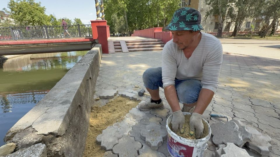 По ул. Борзенко вдоль речки Мелек-Чесме сотрудники Службы городского хозяйства восстанавливают участки тротуара в местах, где он был поврежден ранее По ул. Борзенко вдоль речки Мелек-Чесме сотрудники Службы городского хозяйства восстанавливают участки тротуара в местах, где он был поврежден ранее