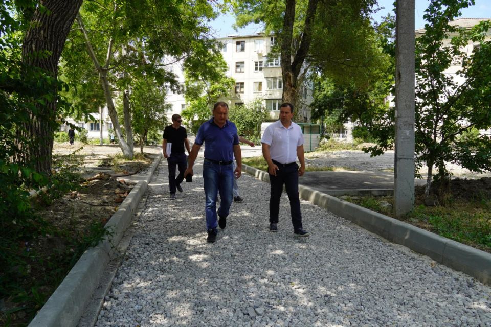 Глава администрации Керчи Олег Каторгин продолжает инспектировать придомовые территории, в которых ведется благоустройство Глава администрации Керчи Олег Каторгин продолжает инспектировать придомовые территории, в которых ведется благоустройство