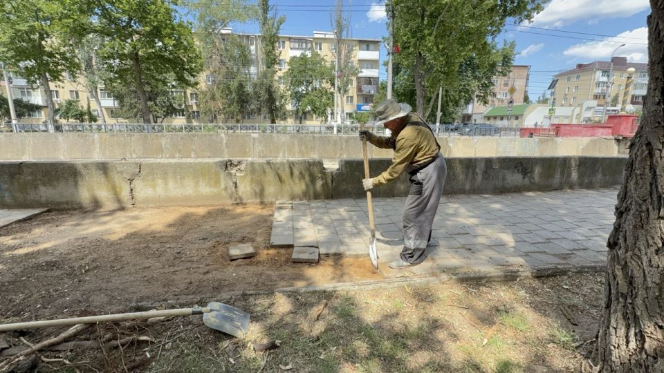 По ул. Борзенко вдоль речки Мелек-Чесме сотрудники Службы городского хозяйства восстанавливают участки тротуара в местах, где он был поврежден ранее По ул. Борзенко вдоль речки Мелек-Чесме сотрудники Службы городского хозяйства восстанавливают участки тротуара в местах, где он был поврежден ранее