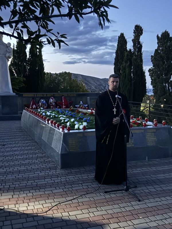 В 4 часа утра в День памяти и скорби на Холме Славы зажгли свечи памяти В 4 часа утра в День памяти и скорби на Холме Славы зажгли свечи памяти