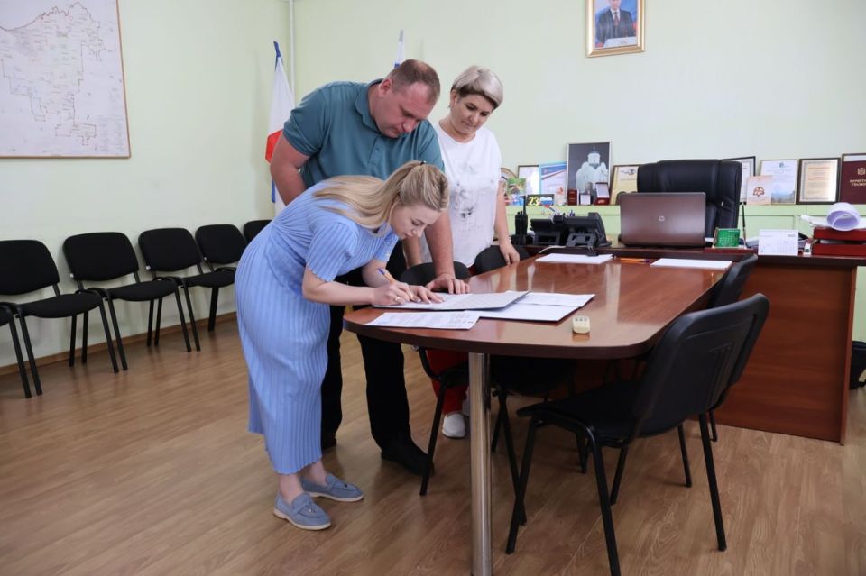 Денис Олейник: Сегодня совместно с председателем Раздольненского районного совета Татьяной Вышинской вручили жилищные сертификаты для приобретения благоустроенного жилья лицам из числа детей-сирот и детей, оставшихся без... Денис Олейник: Сегодня совместно с председателем Раздольненского районного совета Татьяной Вышинской вручили жилищные сертификаты для приобретения благоустроенного жилья лицам из числа детей-сирот и детей, оставшихся без...