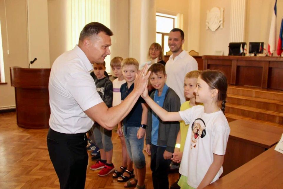 Константин Шимановский: Ученики «Школы будущего» №2 почувствовали себя в роли депутатов! Сегодня ребята из лагеря «Бригантина» ознакомились с работой Ялтинского городского совета и Администрации Константин Шимановский: Ученики «Школы будущего» №2 почувствовали себя в роли депутатов! Сегодня ребята из лагеря «Бригантина» ознакомились с работой Ялтинского городского совета и Администрации