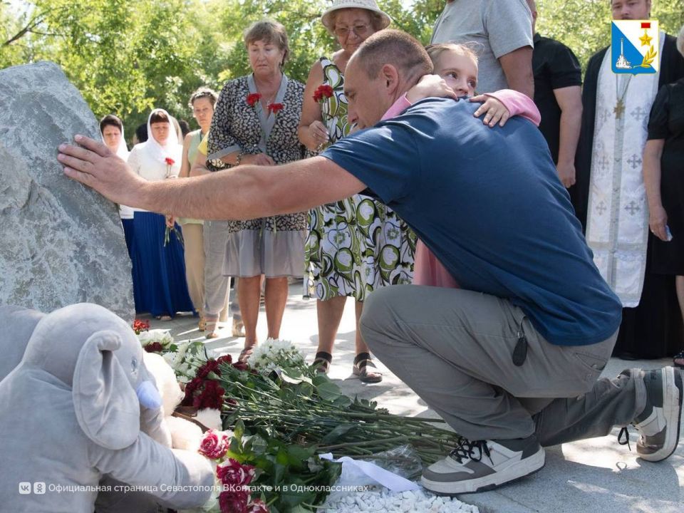 Место памяти и скорби. Сегодня в парке Учкуевки открыли часовню в память о погибших год назад — двух детях и двух взрослых, чьи жизни оборвал ракетный удар Место памяти и скорби. Сегодня в парке Учкуевки открыли часовню в память о погибших год назад — двух детях и двух взрослых, чьи жизни оборвал ракетный удар