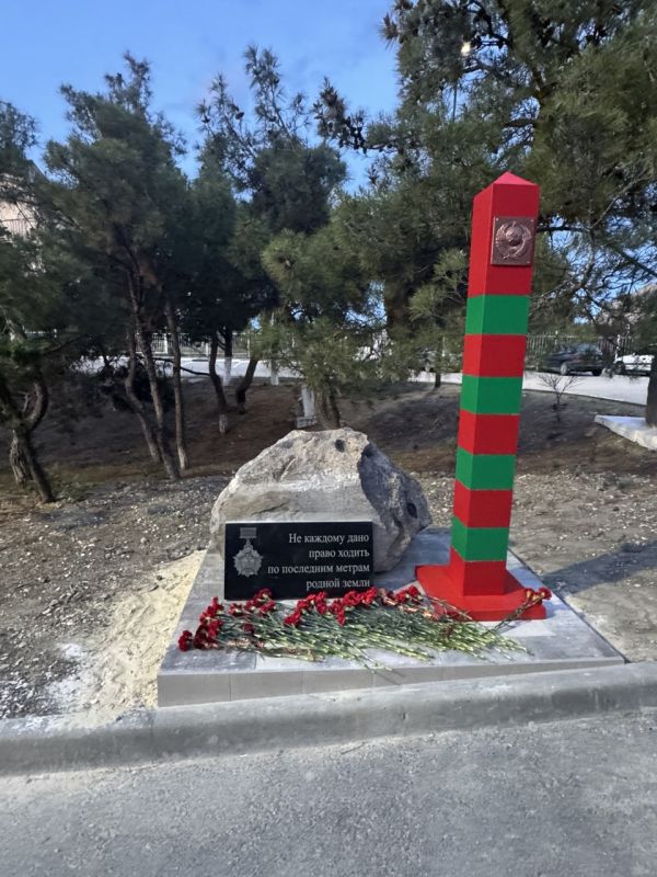 В Судаке открыли Памятный знак пограничным войскам В Судаке открыли Памятный знак пограничным войскам