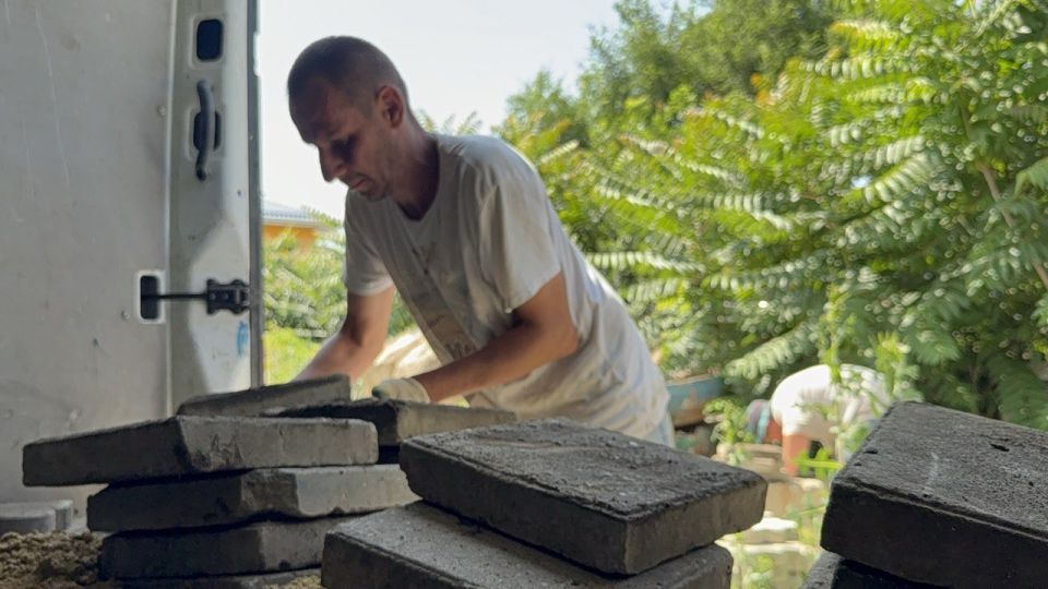 По ул. Борзенко вдоль речки Мелек-Чесме сотрудники Службы городского хозяйства восстанавливают участки тротуара в местах, где он был поврежден ранее По ул. Борзенко вдоль речки Мелек-Чесме сотрудники Службы городского хозяйства восстанавливают участки тротуара в местах, где он был поврежден ранее