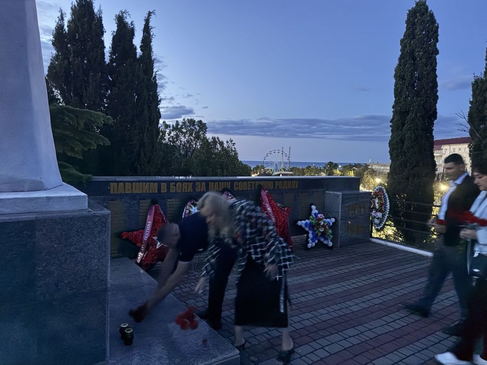 В 4 часа утра в День памяти и скорби на Холме Славы зажгли свечи памяти В 4 часа утра в День памяти и скорби на Холме Славы зажгли свечи памяти