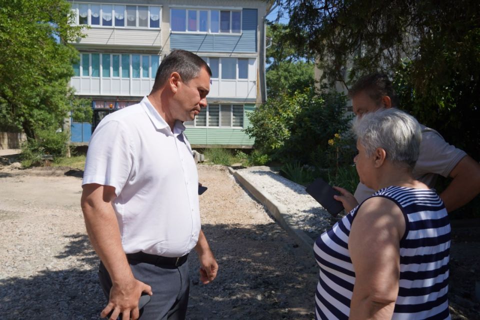 С целью контроля за проведением работ по благоустройству глава администрации Керчи Олег Каторгин побывал на Стройгородке С целью контроля за проведением работ по благоустройству глава администрации Керчи Олег Каторгин побывал на Стройгородке