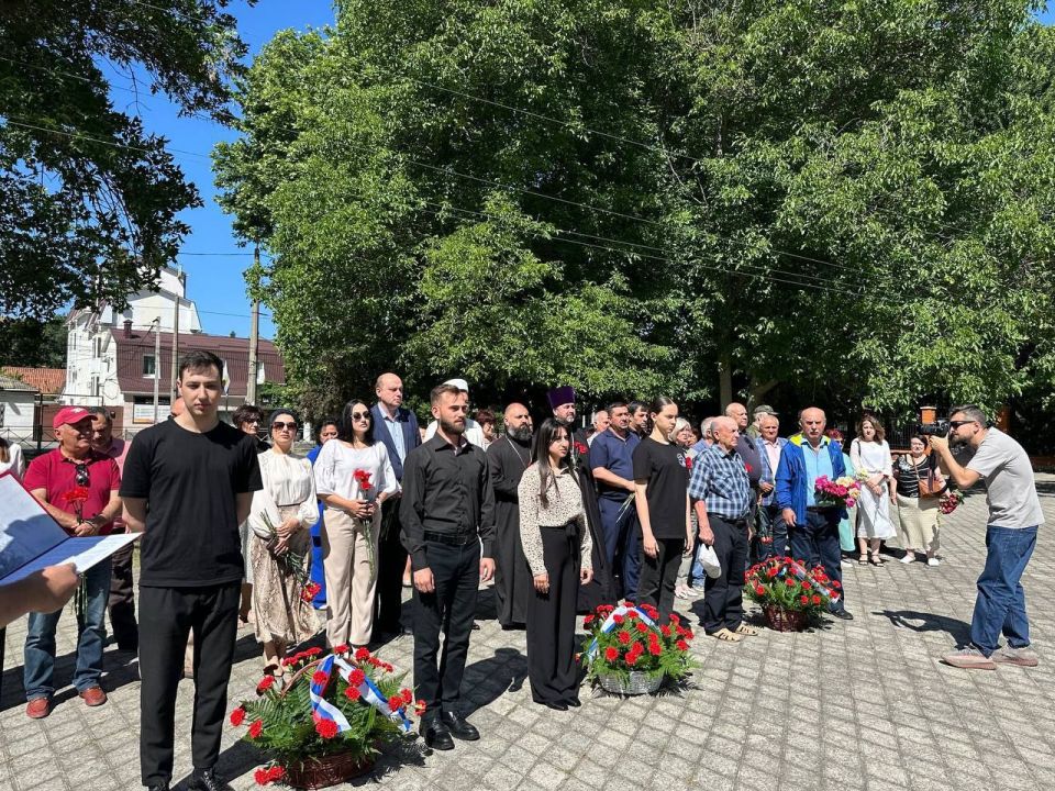 В Симферополе в рамках Дня памяти жертв депортации армян, болгар, греков прошло траурное мероприятие В Симферополе в рамках Дня памяти жертв депортации армян, болгар, греков прошло траурное мероприятие
