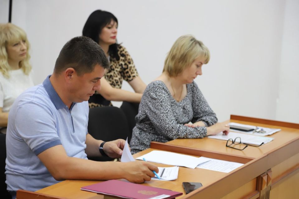 Глава администрации Бахчисарайского района Анжелика Ястребова поручила все ярмарки привести в единый для Крыма архитектурно-художественный стиль торговых объектов придорожных ярмарок Глава администрации Бахчисарайского района Анжелика Ястребова поручила все ярмарки привести в единый для Крыма архитектурно-художественный стиль торговых объектов придорожных ярмарок