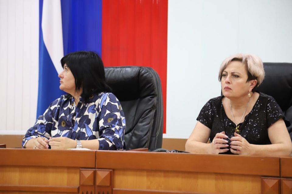Глава администрации Бахчисарайского района Анжелика Ястребова поручила все ярмарки привести в единый для Крыма архитектурно-художественный стиль торговых объектов придорожных ярмарок Глава администрации Бахчисарайского района Анжелика Ястребова поручила все ярмарки привести в единый для Крыма архитектурно-художественный стиль торговых объектов придорожных ярмарок