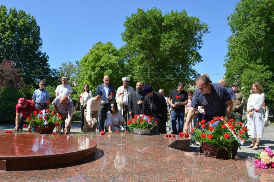 В Симферополе в рамках Дня памяти жертв депортации армян, болгар, греков прошло траурное мероприятие В Симферополе в рамках Дня памяти жертв депортации армян, болгар, греков прошло траурное мероприятие
