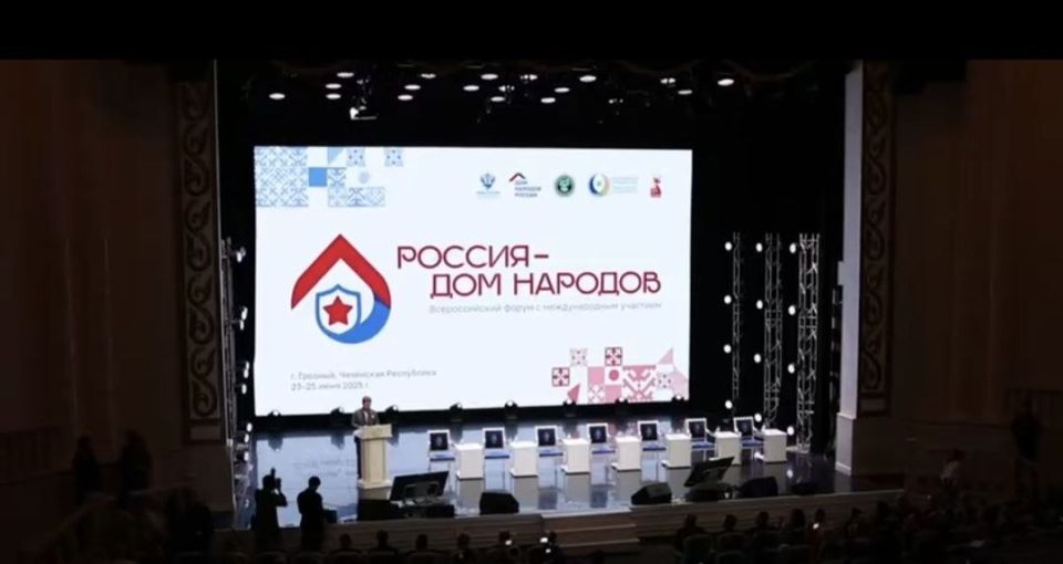 Председатель Государственного комитета по делам межнациональных отношений Республики Крым Руслан Якубов принимает участие во Всероссийском форуме «Россия – Дом народов» Председатель Государственного комитета по делам межнациональных отношений Республики Крым Руслан Якубов принимает участие во Всероссийском форуме «Россия – Дом народов»