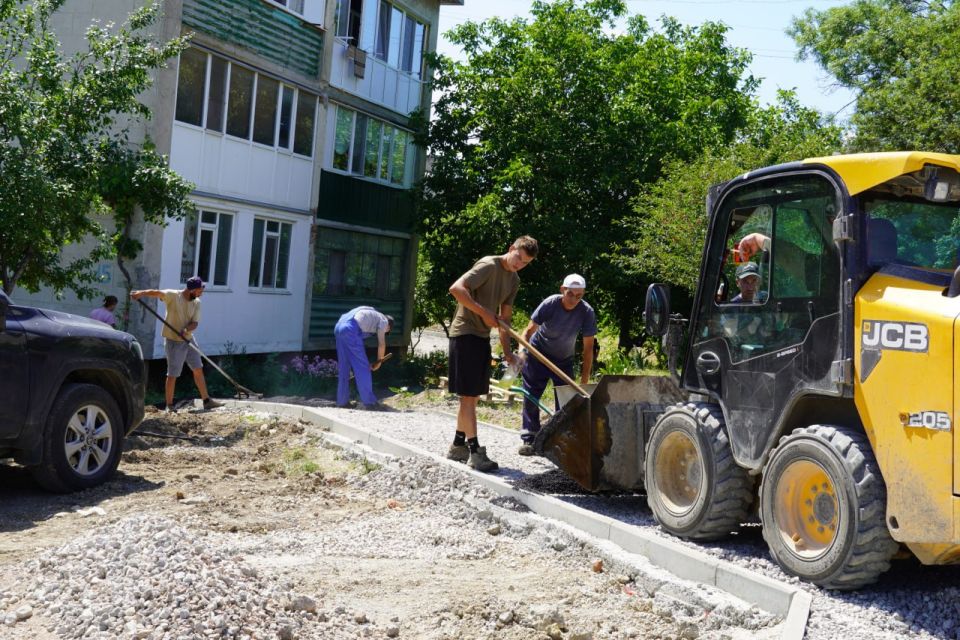 С целью контроля за проведением работ по благоустройству глава администрации Керчи Олег Каторгин побывал на Стройгородке С целью контроля за проведением работ по благоустройству глава администрации Керчи Олег Каторгин побывал на Стройгородке